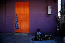 Archipel-des-Comores;-Bébé;-Couleurs;-Façade;-France;-Kaleidos;-Kaleidos-images;-La-parole-à-limage;-Laurent-Abad;-Mayotte;-Mur-violet;-Océan-Indien;-Porte-orange;-Stories-Pictures;-Vie-quotidienne